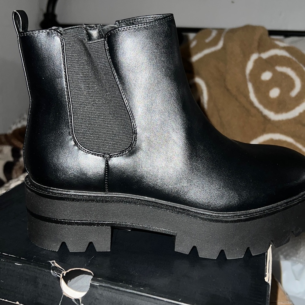 Torrid black platform Chelsea boots !
